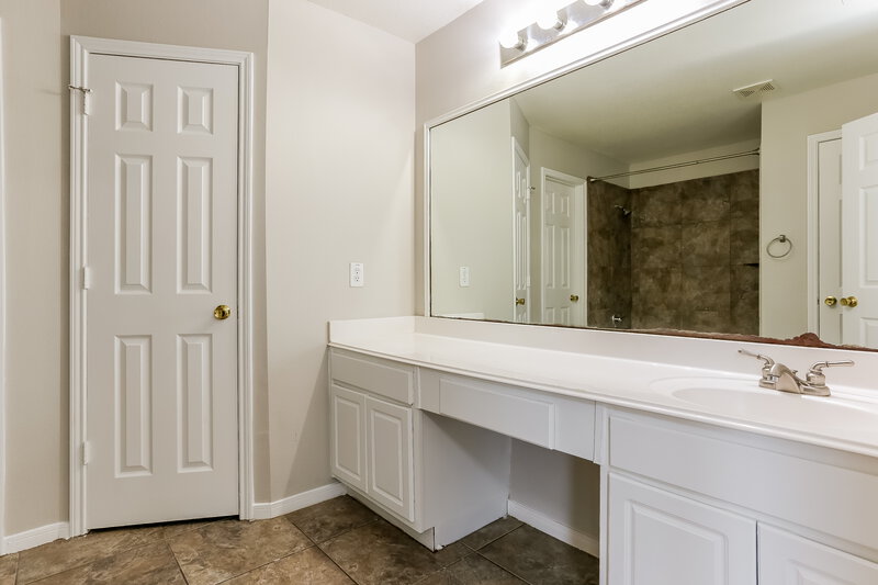 1,715/Mo, 16222 Youpon Valley Dr Houston, TX 77073 Main Bathroom View