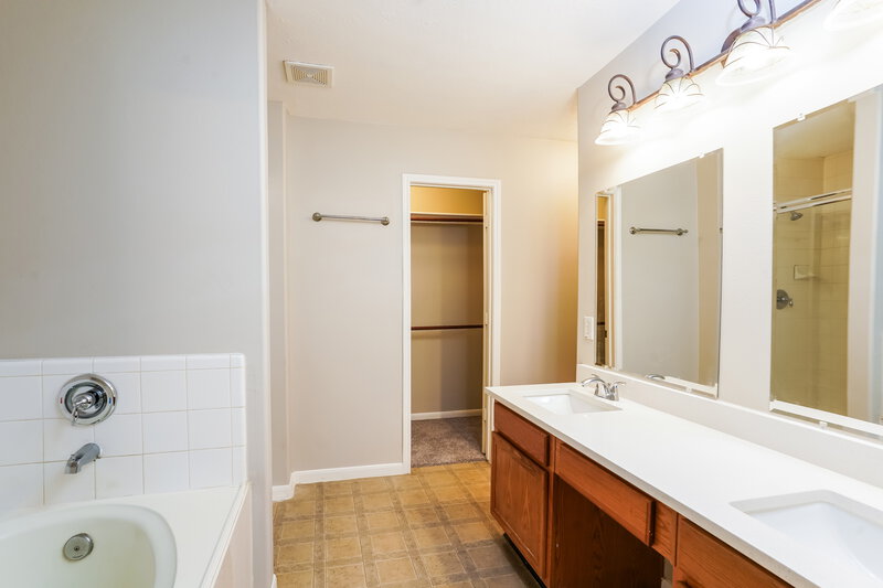 1,765/Mo, 710 Danbury Park Ln Houston, TX 77073 Main Bathroom View