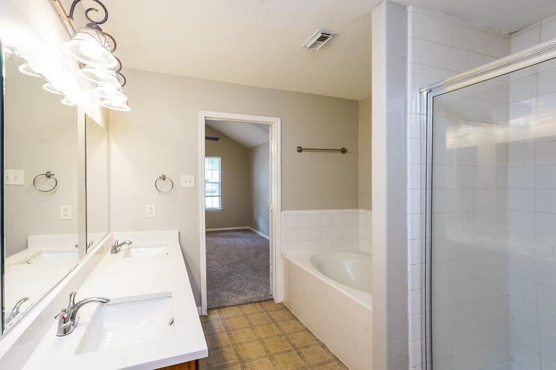 1,765/Mo, 710 Danbury Park Ln Houston, TX 77073 Main Bathroom View 2