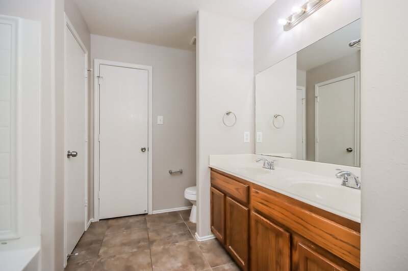 1,785/Mo, 16830 Perryton Ln Houston, TX 77073 Main Bathroom View