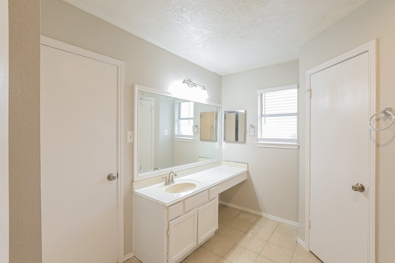 1,705/Mo, 16319 N Mist Dr Houston, TX 77073 Main Bathroom View
