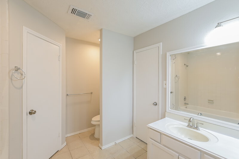 1,705/Mo, 16319 N Mist Dr Houston, TX 77073 Main Bathroom View 2