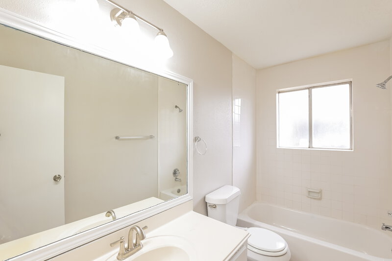 1,705/Mo, 16319 N Mist Dr Houston, TX 77073 Bathroom View