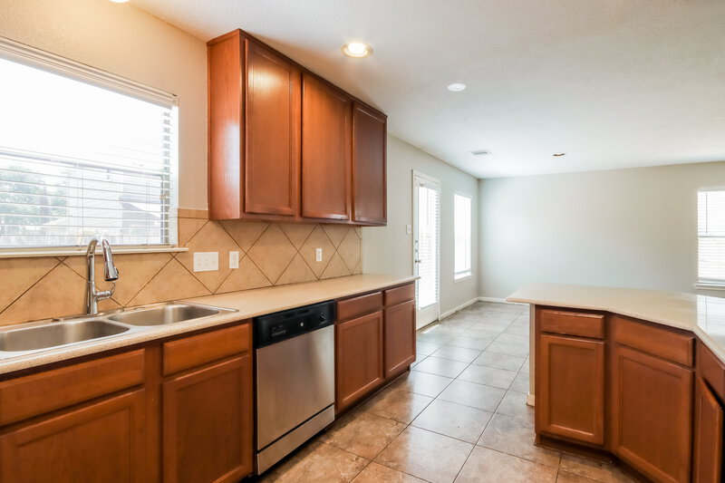 1,705/Mo, 358 Remington Harbor Ct Houston, TX 77073 Kitchen View 2