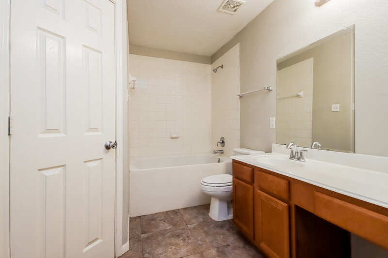1,705/Mo, 358 Remington Harbor Ct Houston, TX 77073 Main Bathroom View