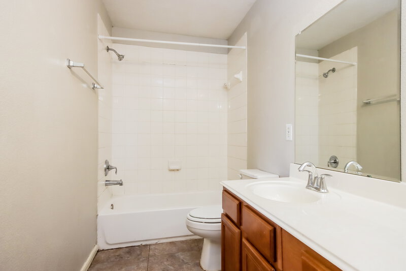 1,705/Mo, 358 Remington Harbor Ct Houston, TX 77073 Bathroom View 2