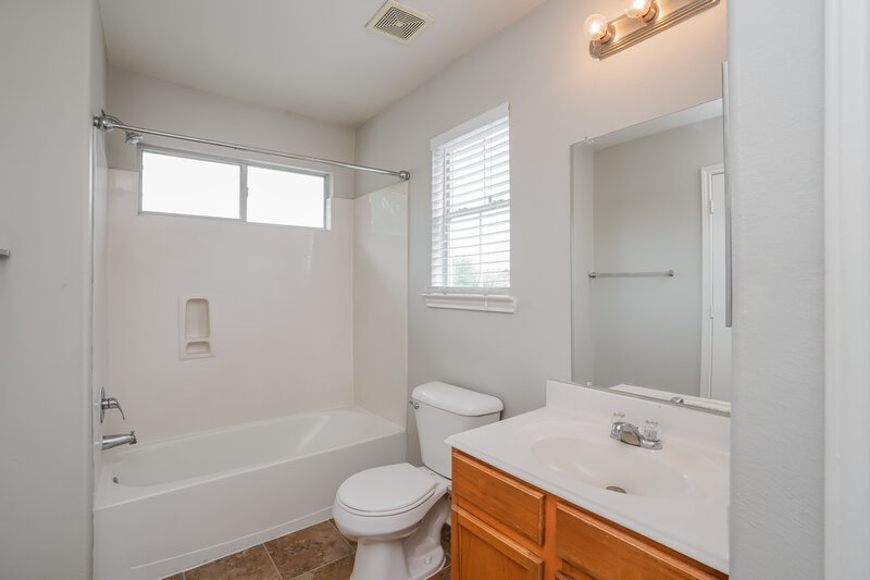 1,845/Mo, 2823 Cypress Island Dr Houston, TX 77073 Main Bathroom View