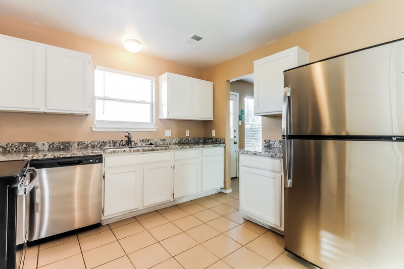 1,975/Mo, 407 Willow West Dr Houston, TX 77073 Kitchen View 2