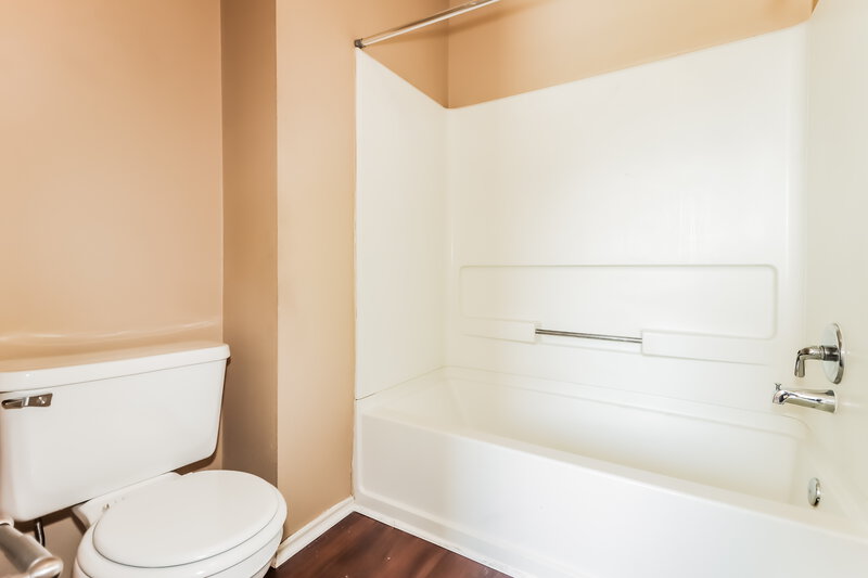 1,975/Mo, 407 Willow West Dr Houston, TX 77073 Main Bathroom View