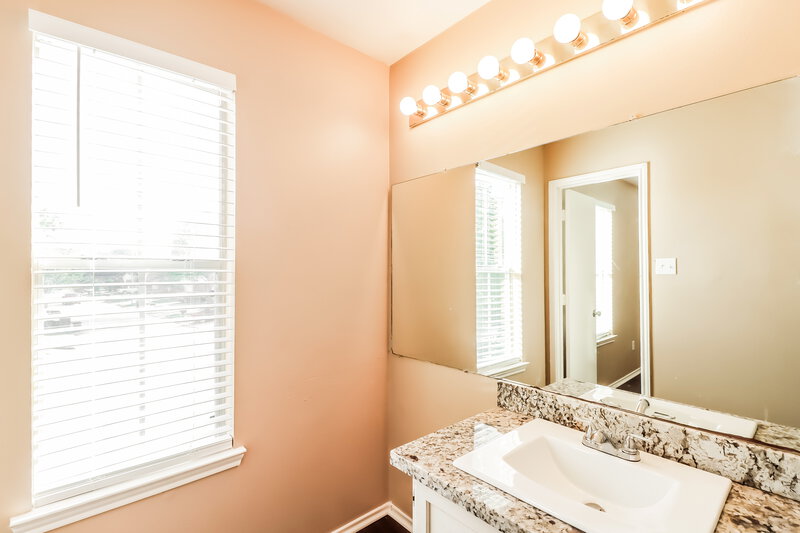 1,975/Mo, 407 Willow West Dr Houston, TX 77073 Bathroom View