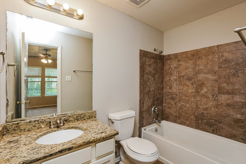 1,840/Mo, 1129 Verde Trails Dr Houston, TX 77073 Main Bathroom View