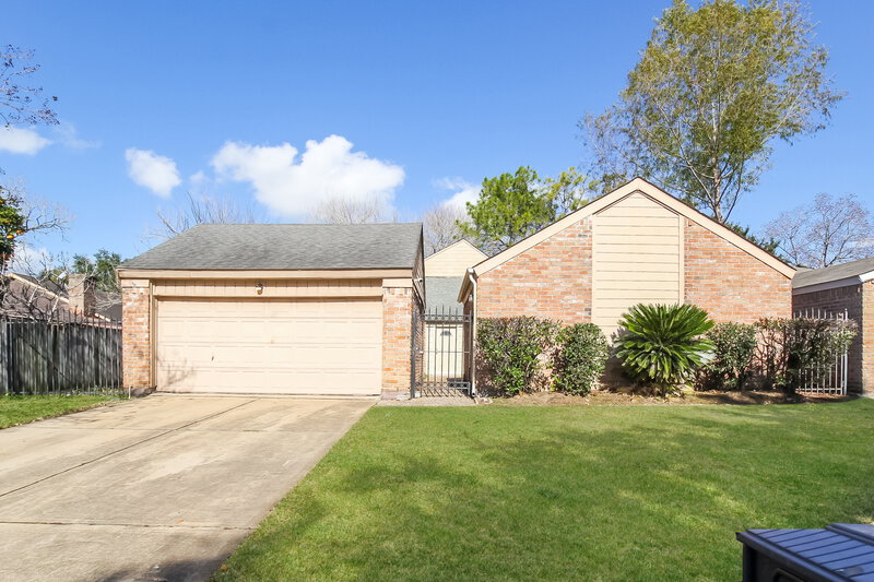 0/Mo, 13210 Creekview Park Dr Houston, TX 77082 External View