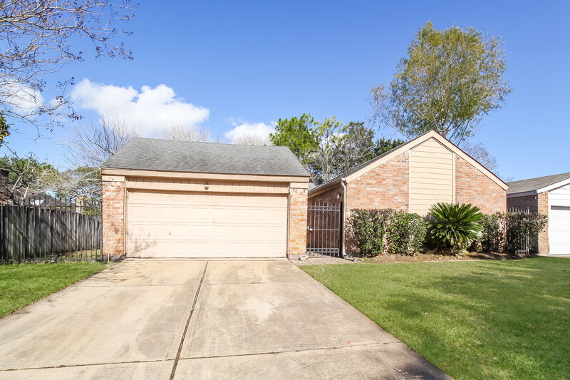 0/Mo, 13210 Creekview Park Dr Houston, TX 77082 Front View