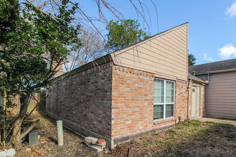 0/Mo, 13210 Creekview Park Dr Houston, TX 77082 Front View 3