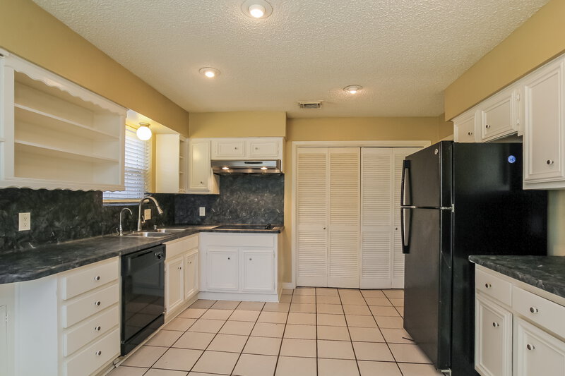 0/Mo, 13210 Creekview Park Dr Houston, TX 77082 Kitchen View