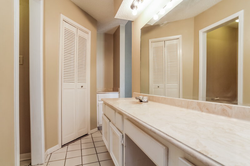 0/Mo, 13210 Creekview Park Dr Houston, TX 77082 Main Bathroom View