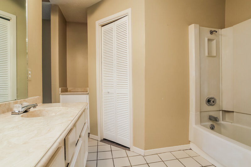 0/Mo, 13210 Creekview Park Dr Houston, TX 77082 Main Bathroom View 2