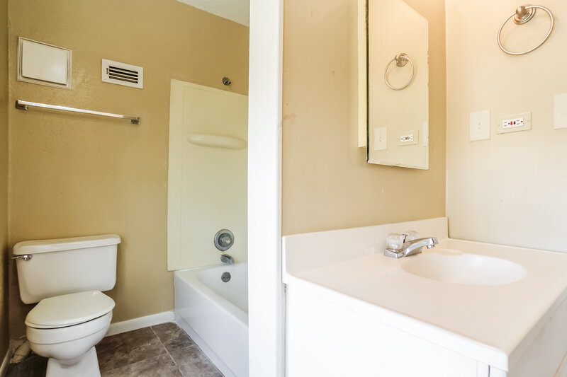 0/Mo, 13210 Creekview Park Dr Houston, TX 77082 Bathroom View