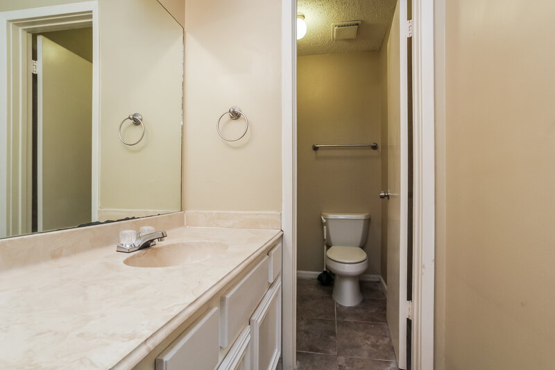 0/Mo, 13210 Creekview Park Dr Houston, TX 77082 Bathroom View 2