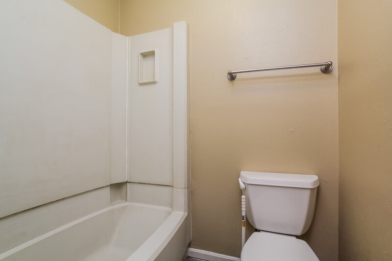 0/Mo, 13210 Creekview Park Dr Houston, TX 77082 Bathroom View 3