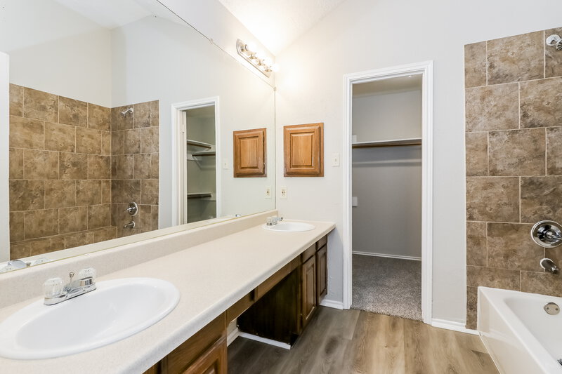 2,070/Mo, 16119 Salida de Sol Dr Houston, TX 77083 Main Bathroom View