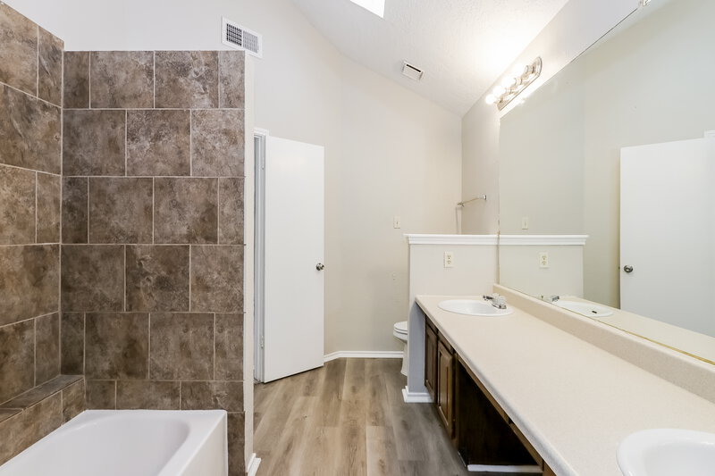 2,070/Mo, 16119 Salida de Sol Dr Houston, TX 77083 Main Bathroom View 2