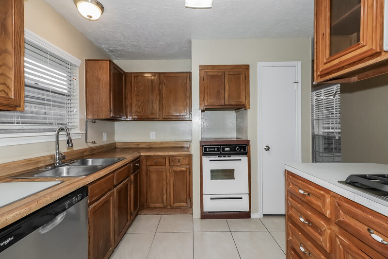 1,560/Mo, 15626 Barbarossa Dr Houston, TX 77083 Kitchen View 2