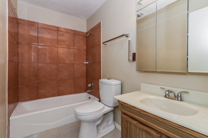1,560/Mo, 15626 Barbarossa Dr Houston, TX 77083 Bathroom View