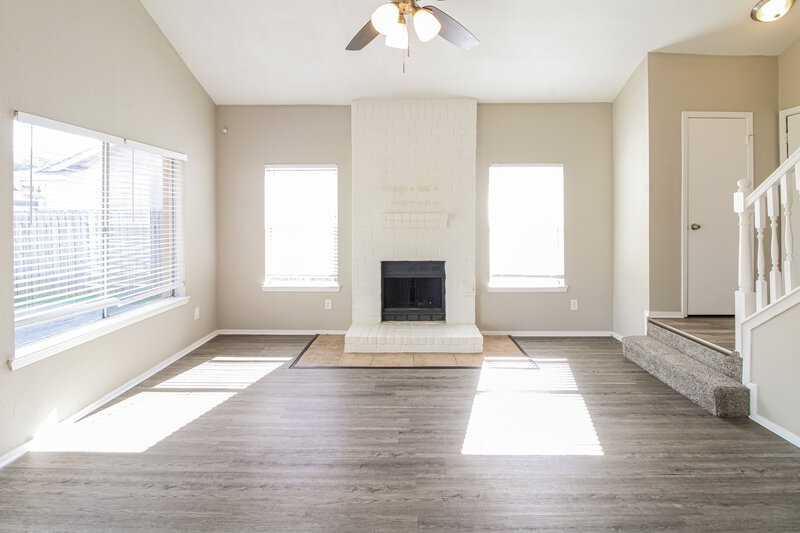 1,715/Mo, 7615 Alegria Dr Houston, TX 77083 Living Room View