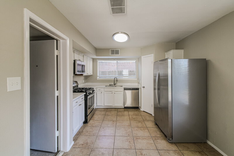1,715/Mo, 7615 Alegria Dr Houston, TX 77083 Kitchen View