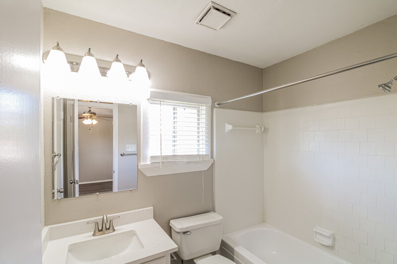 1,715/Mo, 7615 Alegria Dr Houston, TX 77083 Main Bathroom View