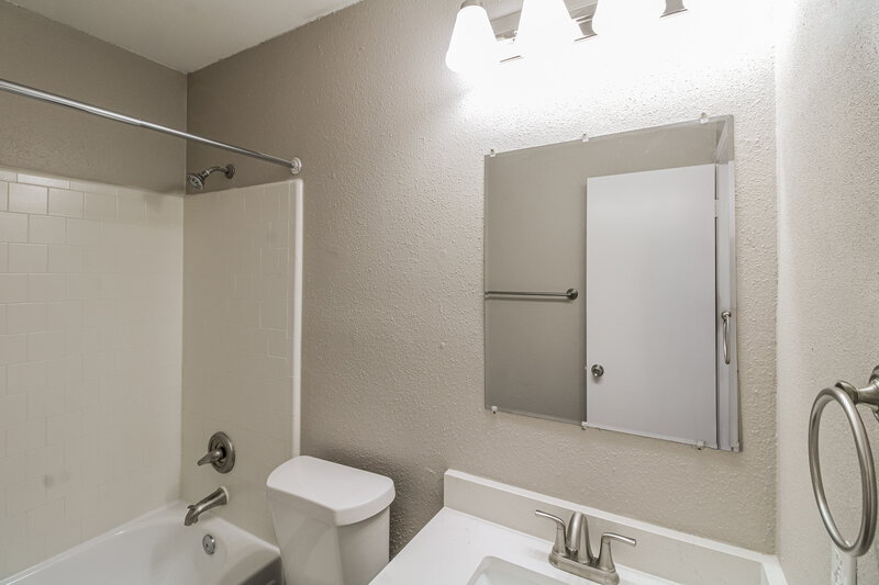 1,715/Mo, 7615 Alegria Dr Houston, TX 77083 Bathroom View