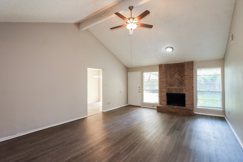 1,815/Mo, 16303 La Gloria Dr Houston, TX 77083 Family Room View 2