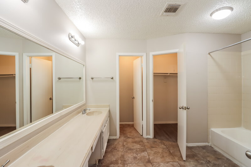 1,815/Mo, 16303 La Gloria Dr Houston, TX 77083 Main Bathroom View