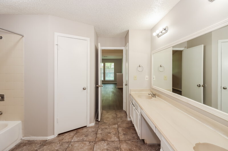 1,815/Mo, 16303 La Gloria Dr Houston, TX 77083 Bathroom View