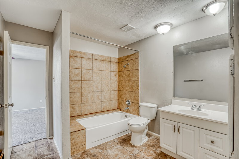 1,645/Mo, 15614 Mendocino Dr Houston, TX 77083 Main Bathroom View