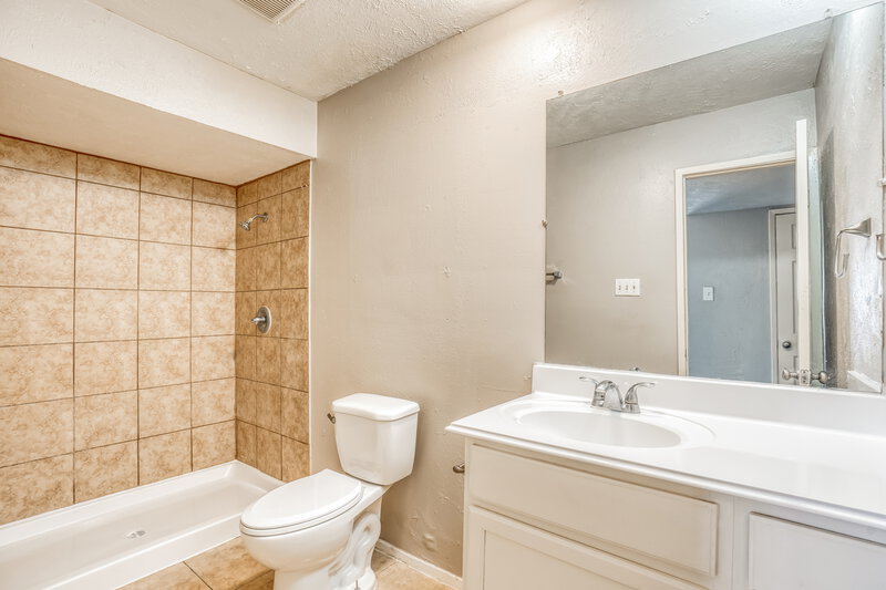 1,645/Mo, 15614 Mendocino Dr Houston, TX 77083 Bathroom View