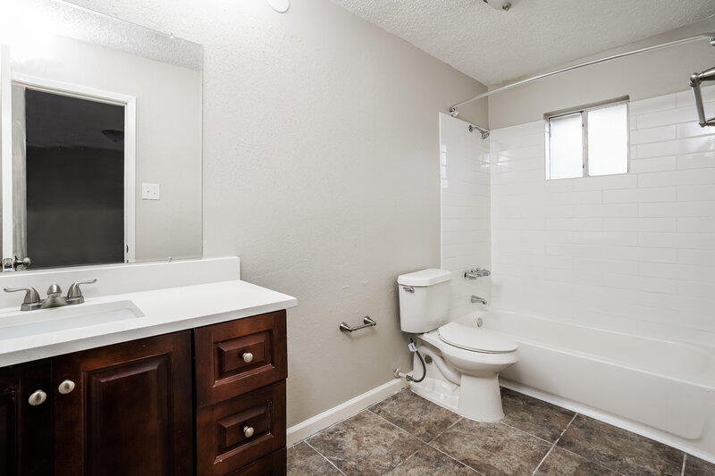 1,895/Mo, 16211 Sierra Grande Dr Houston, TX 77083 Main Bathroom View
