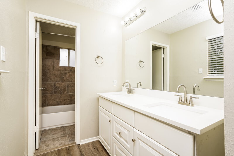 1,895/Mo, 16211 Sierra Grande Dr Houston, TX 77083 Bathroom View