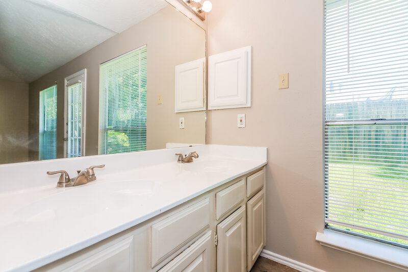 1,760/Mo, 15306 Evergreen Place Dr Houston, TX 77083 Main Bathroom View