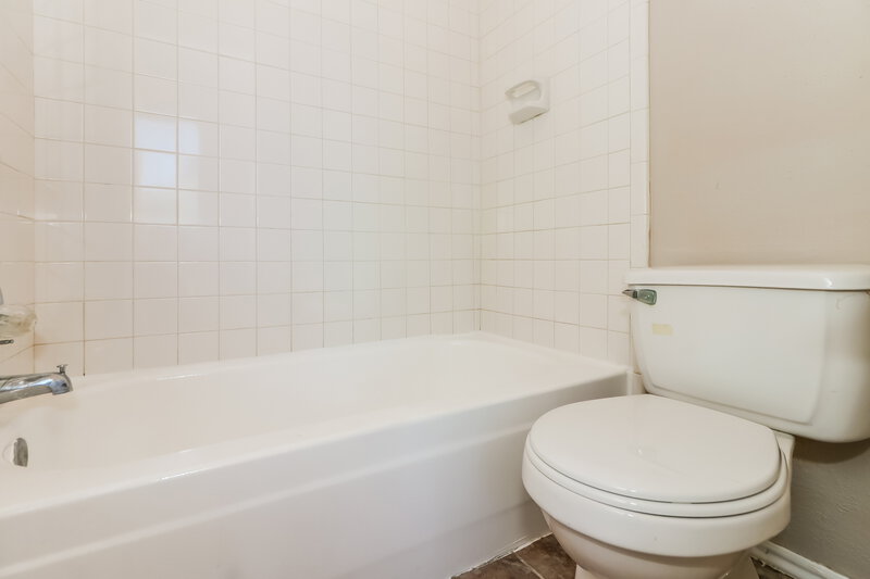 1,760/Mo, 15306 Evergreen Place Dr Houston, TX 77083 Main Bathroom View 2