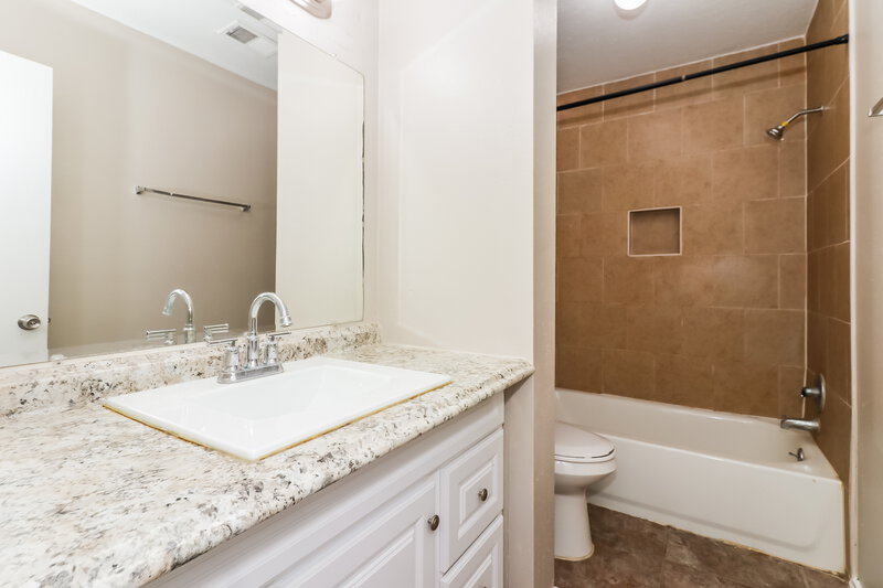1,760/Mo, 15306 Evergreen Place Dr Houston, TX 77083 Bathroom View