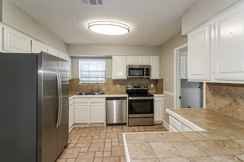 1,960/Mo, 15127 Camino del Sol Dr Houston, TX 77083 Kitchen View