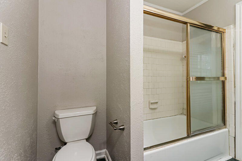 1,960/Mo, 15127 Camino del Sol Dr Houston, TX 77083 Main Bathroom View 2