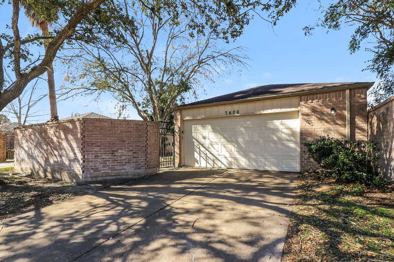 1,570/Mo, 7406 San Simeon Dr Houston, TX 77083 External View