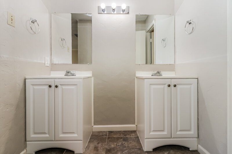 1,570/Mo, 7406 San Simeon Dr Houston, TX 77083 Main Bathroom View