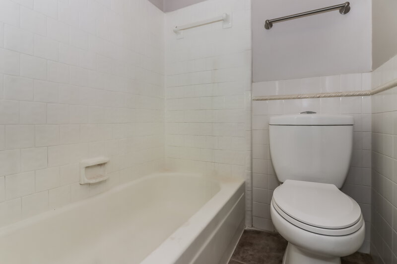 1,570/Mo, 7406 San Simeon Dr Houston, TX 77083 Bathroom View