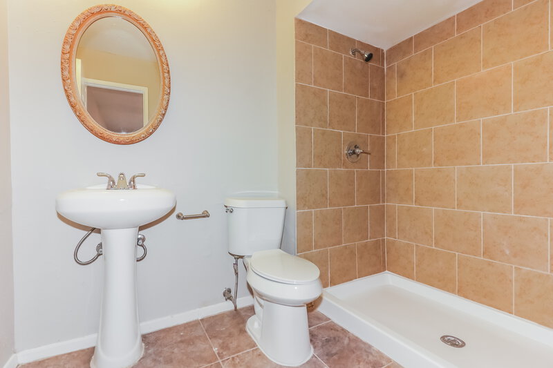 1,835/Mo, 15619 Loma Verde Dr Houston, TX 77083 Main Bathroom View
