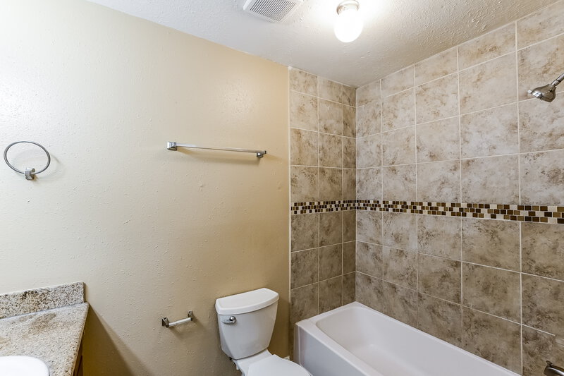 1,645/Mo, 17714 Poppy Trails Ln Houston, TX 77084 Main Bathroom View 2