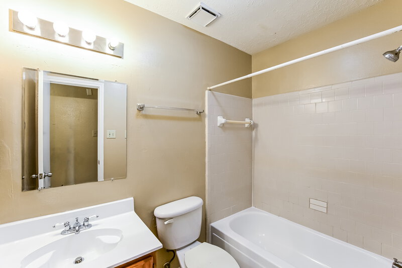 1,645/Mo, 17714 Poppy Trails Ln Houston, TX 77084 Bathroom View
